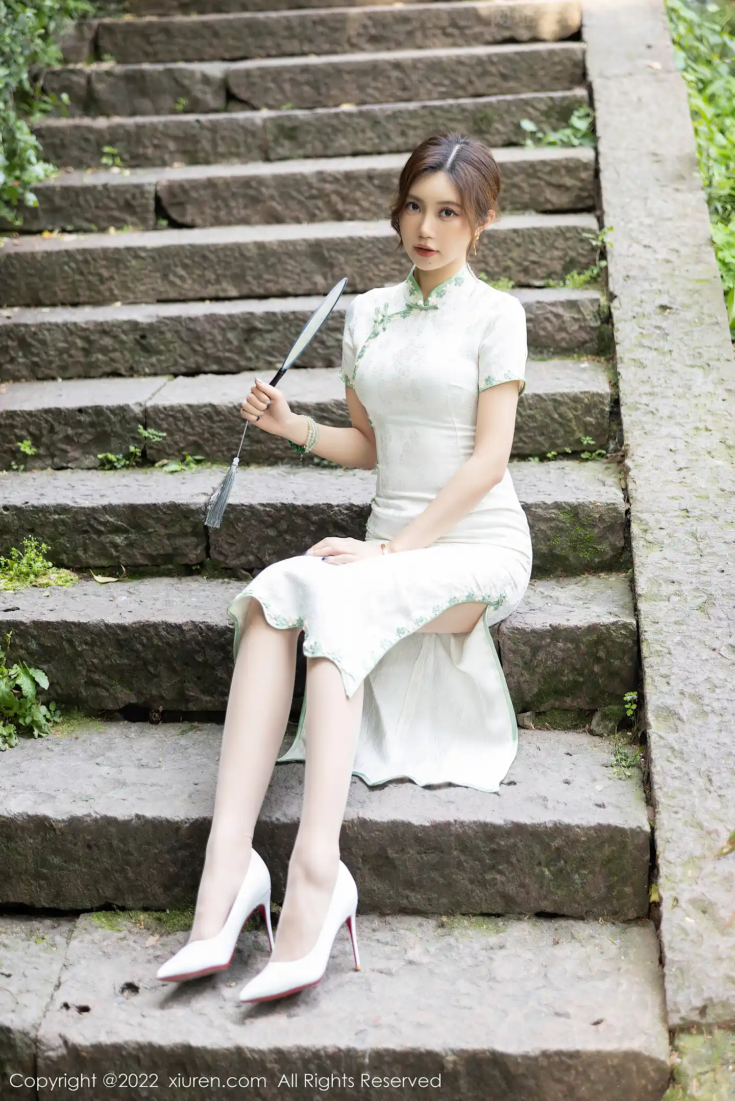 图片[3]-[XiuRen秀人网] VOL.5468 女神绮里嘉海南心愿旅拍户外性感白色旗袍配原色丝袜诱惑写真92P-秀人网官方网站